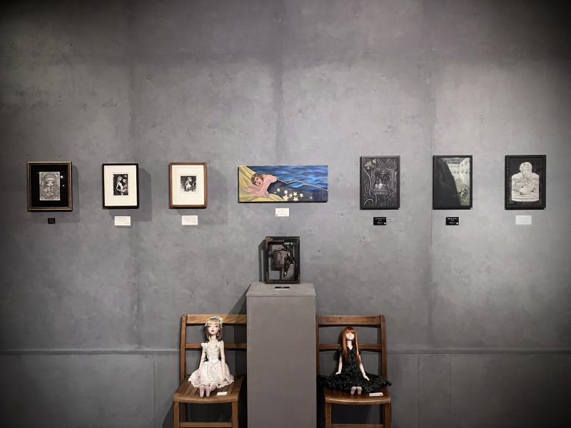 AjisaiGallery's tweet photo. 企画展『 波音を待つ夜に 』開幕いたしました。
初日の営業時間は18:30までになります。

総勢40名の作家様による「人形」をテーマとした47点の素敵な物語がこの場所に集いました。
初日もご予約等必要ございませんが会場が混雑した際には都度入場規制をさせていただきますので何卒ご協力をお願い申し上げます。

本日に限り、全作品の販売は会場���定とさせていただきます。
SNS上での作品紹介とECサイトでのオンライン販売は明日以降となりますので、あらかじめご了承ください。

誠に恐れ入りますが、作品単体での撮影はご遠慮ください。 
会場風景としての撮影は可能ですので、ぜひ展示の空気感をSNS等でお伝えいただければと思います。
ハッシュタグ『#波音を待つ夜に』を添えて、ご投稿いただけますと幸いです。
皆様のご協力をお願い申し上げます。

また会場に流れる楽曲で気になる曲がありました際にはお声掛け頂ければ詳細をお伝えいたします。
以下ECサイトにてご購入頂ける楽曲もございます。

https://t.co/ZbIXsVAIv1

展示空間にて、楽曲と共に全身でアートを体感���ただけますと嬉しく思います。
皆様のご来廊を心よりお待ち申し上げております。

---------------------------

gallery hydrangea 企画展

『 波音を待つ夜に 』

会期：2026.10.02(金) ～ 10.11(日)

休廊：火・水

時間：13:00～18:30（最終日は17:00まで）

会場：gallery hydrangea（東京 曳舟）

招待作家：夏目 羽七海

テーマ：人形

入場無料

刻の積もる花咲く部屋で
 
海の記憶が香る頃
 
月の揺らめく霧海の森へ
 
夜風が遠い波音を運ぶ

#gallery_hydrangea #企画展 #波音を待つ夜に