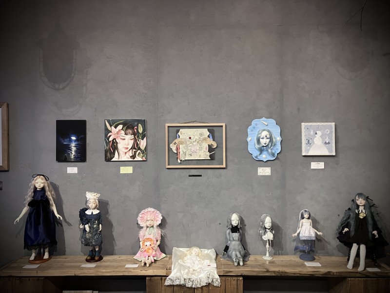 AjisaiGallery's tweet photo. 企画展『 波音を待つ夜に 』開幕いたしました。
初日の営業時間は18:30までになります。

総勢40名の作家様による「人形」をテーマとした47点の素敵な物語がこの場所に集いました。
初日もご予約等必要ございませんが会場が混雑した際には都度入場規制をさせていただきますので何卒ご協力をお願い申し上げます。

本日に限り、全作品の販売は会場���定とさせていただきます。
SNS上での作品紹介とECサイトでのオンライン販売は明日以降となりますので、あらかじめご了承ください。

誠に恐れ入りますが、作品単体での撮影はご遠慮ください。 
会場風景としての撮影は可能ですので、ぜひ展示の空気感をSNS等でお伝えいただければと思います。
ハッシュタグ『#波音を待つ夜に』を添えて、ご投稿いただけますと幸いです。
皆様のご協力をお願い申し上げます。

また会場に流れる楽曲で気になる曲がありました際にはお声掛け頂ければ詳細をお伝えいたします。
以下ECサイトにてご購入頂ける楽曲もございます。

https://t.co/ZbIXsVAIv1

展示空間にて、楽曲と共に全身でアートを体感���ただけますと嬉しく思います。
皆様のご来廊を心よりお待ち申し上げております。

---------------------------

gallery hydrangea 企画展

『 波音を待つ夜に 』

会期：2026.10.02(金) ～ 10.11(日)

休廊：火・水

時間：13:00～18:30（最終日は17:00まで）

会場：gallery hydrangea（東京 曳舟）

招待作家：夏目 羽七海

テーマ：人形

入場無料

刻の積もる花咲く部屋で
 
海の記憶が香る頃
 
月の揺らめく霧海の森へ
 
夜風が遠い波音を運ぶ

#gallery_hydrangea #企画展 #波音を待つ夜に