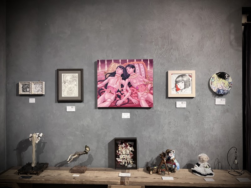 AjisaiGallery's tweet photo. 企画展『 波音を待つ夜に 』開幕いたしました。
初日の営業時間は18:30までになります。

総勢40名の作家様による「人形」をテーマとした47点の素敵な物語がこの場所に集いました。
初日もご予約等必要ございませんが会場が混雑した際には都度入場規制をさせていただきますので何卒ご協力をお願い申し上げます。

本日に限り、全作品の販売は会場���定とさせていただきます。
SNS上での作品紹介とECサイトでのオンライン販売は明日以降となりますので、あらかじめご了承ください。

誠に恐れ入りますが、作品単体での撮影はご遠慮ください。 
会場風景としての撮影は可能ですので、ぜひ展示の空気感をSNS等でお伝えいただければと思います。
ハッシュタグ『#波音を待つ夜に』を添えて、ご投稿いただけますと幸いです。
皆様のご協力をお願い申し上げます。

また会場に流れる楽曲で気になる曲がありました際にはお声掛け頂ければ詳細をお伝えいたします。
以下ECサイトにてご購入頂ける楽曲もございます。

https://t.co/ZbIXsVAIv1

展示空間にて、楽曲と共に全身でアートを体感���ただけますと嬉しく思います。
皆様のご来廊を心よりお待ち申し上げております。

---------------------------

gallery hydrangea 企画展

『 波音を待つ夜に 』

会期：2026.10.02(金) ～ 10.11(日)

休廊：火・水

時間：13:00～18:30（最終日は17:00まで）

会場：gallery hydrangea（東京 曳舟）

招待作家：夏目 羽七海

テーマ：人形

入場無料

刻の積もる花咲く部屋で
 
海の記憶が香る頃
 
月の揺らめく霧海の森へ
 
夜風が遠い波音を運ぶ

#gallery_hydrangea #企画展 #波音を待つ夜に