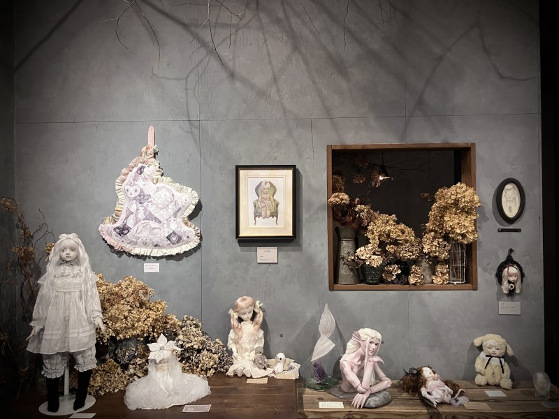 AjisaiGallery's tweet photo. 企画展『 波音を待つ夜に 』開幕いたしました。
初日の営業時間は18:30までになります。

総勢40名の作家様による「人形」をテーマとした47点の素敵な物語がこの場所に集いました。
初日もご予約等必要ございませんが会場が混雑した際には都度入場規制をさせていただきますので何卒ご協力をお願い申し上げます。

本日に限り、全作品の販売は会場���定とさせていただきます。
SNS上での作品紹介とECサイトでのオンライン販売は明日以降となりますので、あらかじめご了承ください。

誠に恐れ入りますが、作品単体での撮影はご遠慮ください。 
会場風景としての撮影は可能ですので、ぜひ展示の空気感をSNS等でお伝えいただければと思います。
ハッシュタグ『#波音を待つ夜に』を添えて、ご投稿いただけますと幸いです。
皆様のご協力をお願い申し上げます。

また会場に流れる楽曲で気になる曲がありました際にはお声掛け頂ければ詳細をお伝えいたします。
以下ECサイトにてご購入頂ける楽曲もございます。

https://t.co/ZbIXsVAIv1

展示空間にて、楽曲と共に全身でアートを体感���ただけますと嬉しく思います。
皆様のご来廊を心よりお待ち申し上げております。

---------------------------

gallery hydrangea 企画展

『 波音を待つ夜に 』

会期：2026.10.02(金) ～ 10.11(日)

休廊：火・水

時間：13:00～18:30（最終日は17:00まで）

会場：gallery hydrangea（東京 曳舟）

招待作家：夏目 羽七海

テーマ：人形

入場無料

刻の積もる花咲く部屋で
 
海の記憶が香る頃
 
月の揺らめく霧海の森へ
 
夜風が遠い波音を運ぶ

#gallery_hydrangea #企画展 #波音を待つ夜に
