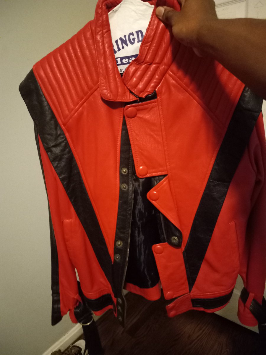 GuestProto's tweet photo. Look what I got. #october1st #thriller https://t.co/YHIbOX6aBA