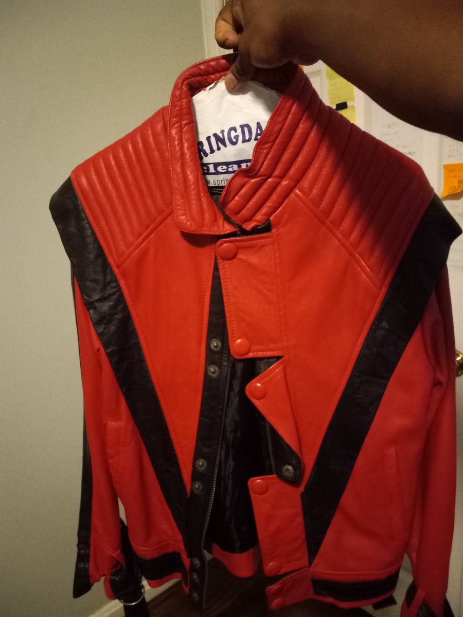 GuestProto's tweet photo. Look what I got. #october1st #thriller https://t.co/YHIbOX6aBA
