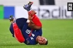mbappeverse's tweet photo. kylian mbappé but it’s him landing on his head https://t.co/dUP2g8tNTS