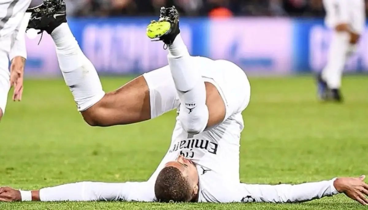 mbappeverse's tweet photo. kylian mbappé but it’s him landing on his head https://t.co/dUP2g8tNTS