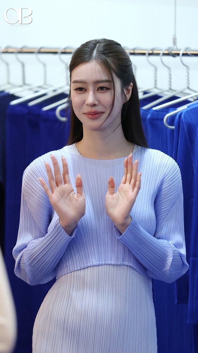 oombamfanbaseTH's tweet photo. เติมแบมกันนค่าาาา 
BAM AT PLEATS PLEASE ISSEY MIYAKE AZURE COLORS
#PleatsPleaseIsseyMiyakexBam
#EverydaywithPLP
#Bamsaralee #แบมสราลี https://t.co/k8EopBCOZO