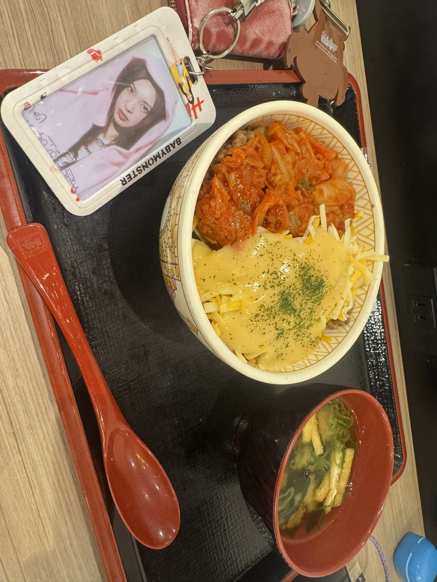 yamineko_takayu's tweet photo. 免許更新終えて、お昼の飯テロ〜♪

最近この食べ方にハマってる😋

名ずけて「キムチーズ牛丼」!!

ありきたりかもだけど、これが美味いんだぁ〜

ガッツリしたご飯が好きな
マンネとかも好きそう🤔？

#BABYMONSTER
#チキータ https://t.co/c57luF8Fdd