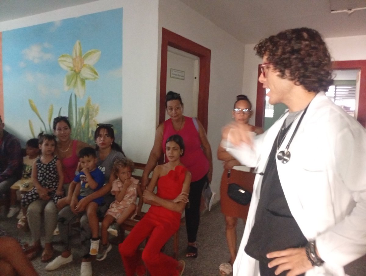 DHpuh98856's tweet photo. Taller interactivo en la Comunidad:Temas esenciales:
🤱 Lactancia materna
🧠 Estimulación psicomotora
🥙 Nutrición pediátrica
🌡️ Prevención de diarreas y respiratorias
🤕 Accidentes
🚬 Adicciones y pantallas
🤰 Embarazo adolescente
🫂 ITS
#Pediatría #55Aniversario https://t.co/sKIZUcij58