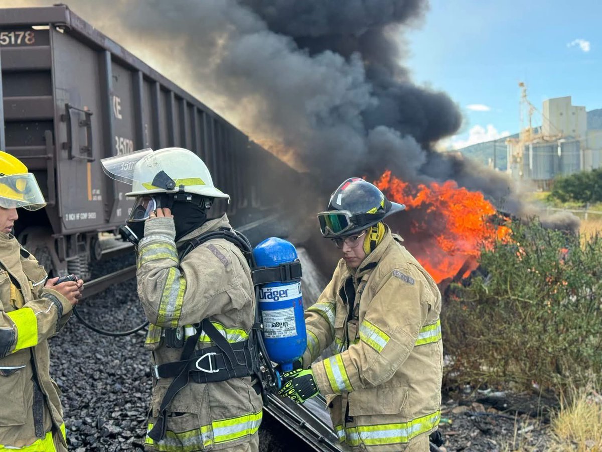 JaliscoRojo's tweet photo. Un choque entre el ferrocarril y un vehículo pesado provocó un incendio la tarde de este jueves sobre la carretera a Tecualtitán, en el municipio de Poncitlán Jalisco, lo que movilizó a distintas corporaciones.
El conductor del vehículo pesado, presentó lesiones leves. https://t.co/zU0ZaMDWqe