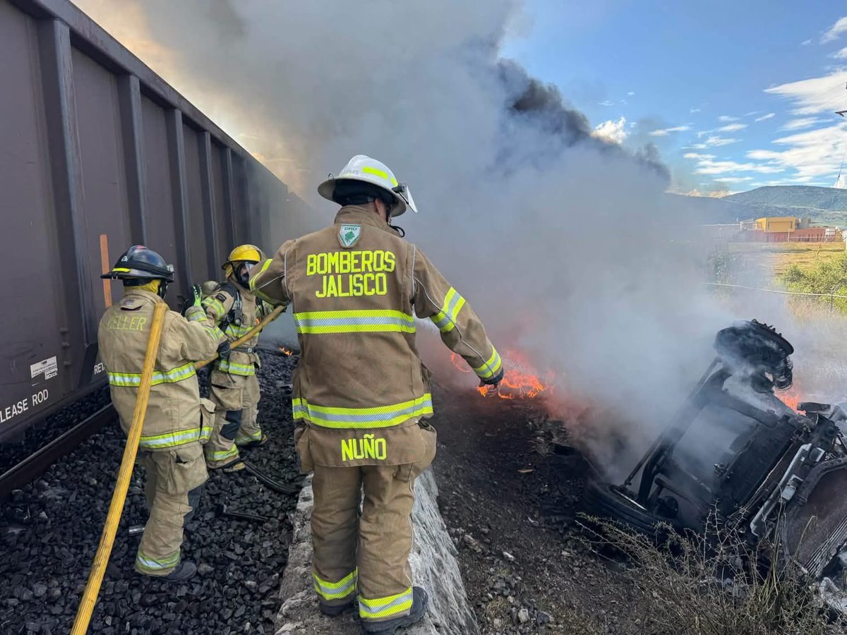 JaliscoRojo's tweet photo. Un choque entre el ferrocarril y un vehículo pesado provocó un incendio la tarde de este jueves sobre la carretera a Tecualtitán, en el municipio de Poncitlán Jalisco, lo que movilizó a distintas corporaciones.
El conductor del vehículo pesado, presentó lesiones leves. https://t.co/zU0ZaMDWqe
