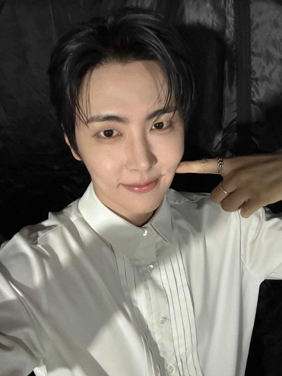 teamoJaeyoon's tweet photo. 261001 Jaeyoon's Day

12:54 pm – 1:35 pm

Y/n

Jaeyoon is heeereee
I have a schedule today, so I’m on my way to Nonsan!!!
The weather has gotten really cold ㅠㅠㅠㅠㅠㅠ
I woke up and it was so cold
So I immediately took out my heated floor mat!!!!!

Y/n, did you have lunch??
I had some doenjang jjigae at a rest stop
and took my vitamins

📸

As soon as I got in the car, I put on a nice, refreshing face mask ><
Oh, right! You know I use Juvelook face masks, right?
Juvelook Skin sent me some masks because they knew I use them??!
But I’m almost out of them,
so I don’t have any left to give away ㅠㅠㅠ

Anyway!!
We’re on our way to Nonsan right now, but we’re not getting there....
I’ll rehearse when I get there and contact you again!!!!!
Think about me a lot, okay?
Got it?
😘😘

9:36 pm

Y/n

Nonsan is doooone!!!
Thank you so much to all the Fantasy who came all the way to Nonsan today ㅠㅠ
And thank you to the Fantasy who couldn’t come but still supported us from afar ><

📸

Ang🐶

Y/n, did you make sure to eat dinner????
I only had some dakgangjeong ㅎㅎㅎ
It was really warm earlier during the day???!
But as soon as the sun went down, it got cold right away....

📸

I should send this one too ><

<Today’s TMI: Jaeng-item>

I was going to get a haircut,
but since the concert is coming up soon, I decided to skip the haircut and cut it right before the concert ^^

Actually, while I was showering yesterday,
I thought that maybe a moderately long hairstyle could look good with Jaeyoon’s face as it is now

When my hair is short, my face looks bigger ㅠㅠㅠ
And you know when I cut my hair short?
Then I’d have to lose about 5 more kg from where I am now

But I’ve already lost quite a lot of weight even at my current weight!!!
Recently, while preparing for Killing Voice,
I watched all my old videos from the beginning
and as time passed, I realized there were quite a lot of things I wasn’t satisfied with ㅠㅠ

I can’t be too bulky like this
It makes me look too big and sturdy
And when I dance, it makes me look a little sluggish....

So,

the conclusion is:

Let’s keep finding what looks pretty at every moment

That’s what I think

Later,
if I find a style that I really get a feeling for,
I’ll try it sometime ^^

Is the Thor-hair team still alive???
Is there a Jaeyoon Justin Timberlake buzz-cut team?
Is there a Jaeyoon curly-hair team??
Is there a Jaeyoon long-hair team?

Ah, yes

It’s completely empty....

The long-hair team is Hwiyoung’s long-hair team, after all...

Anyway, I’ll leave you another message once I get there!!!!

12:23 am (02)

Y/n

Aigoo

I’m all washed up and lying down to go to sleep now ㅎㅎㅎ

Tomorrow, for the first time in a while, I’m going to have a vocal lesson and then go to group practice ㅎㅎ!!
I need to work hard again starting tomorrow!!!!

Go to sleep soon!!
I’ll come again tomorrow!!

Y/n, you worked really hard today too~~~~><

I love youuuuu ❤️ ( 알라뽀오오오옹❤️)