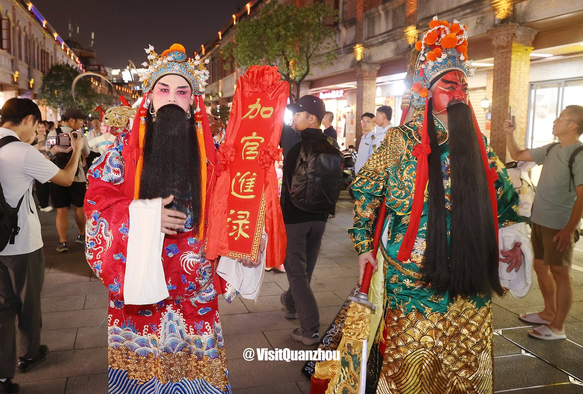 VisitQuanzhou's tweet photo. “It's more awesome to see them up close!”😯🤳 Liyuan Opera, Gaojia Opera, Dacheng Opera and Nanyin 🥁 wowed Zhongshan Rd., Quanzhou.
Spectacular intangible‑heritage events await you this National Day holiday in Quanzhou — don’t miss out✨#chineseculture #streetshow #chinatravel https://t.co/c2pPEGCHJI