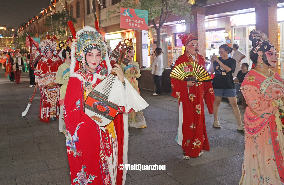 VisitQuanzhou's tweet photo. “It's more awesome to see them up close!”😯🤳 Liyuan Opera, Gaojia Opera, Dacheng Opera and Nanyin 🥁 wowed Zhongshan Rd., Quanzhou.
Spectacular intangible‑heritage events await you this National Day holiday in Quanzhou — don’t miss out✨#chineseculture #streetshow #chinatravel https://t.co/c2pPEGCHJI