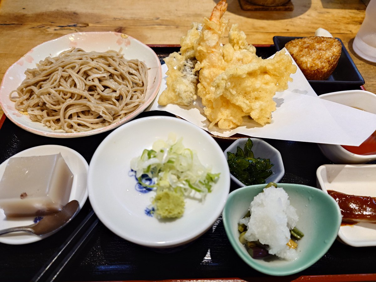 rena_chu's tweet photo. 水曜日は4人で帝釈天とスカイツリーに行った！このメンバーいつも天気悪いのもう笑っちゃうくらい
そんな中でも食欲は落ちません https://t.co/AZTDSjynTr