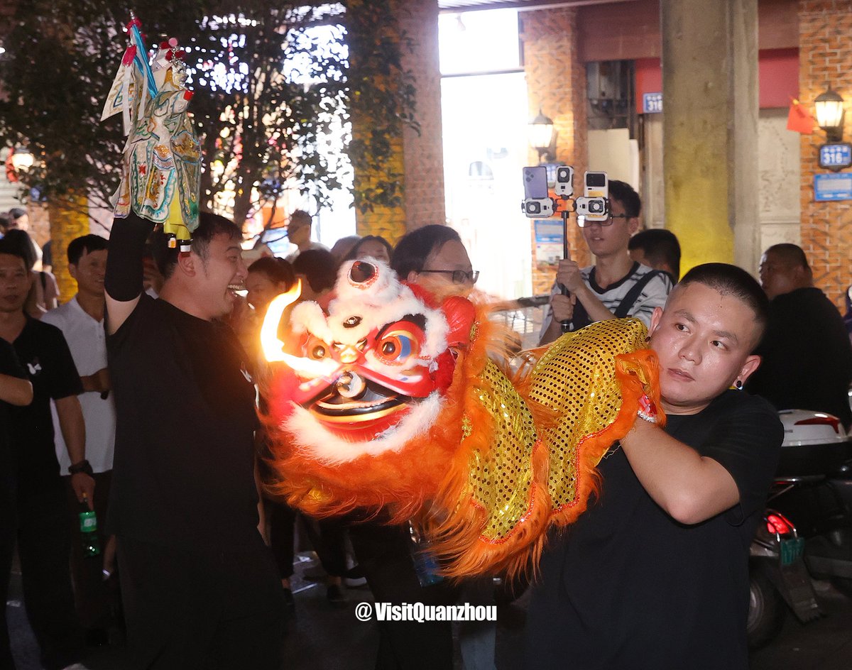 VisitQuanzhou's tweet photo. “It's more awesome to see them up close!”😯🤳 Liyuan Opera, Gaojia Opera, Dacheng Opera and Nanyin 🥁 wowed Zhongshan Rd., Quanzhou.
Spectacular intangible‑heritage events await you this National Day holiday in Quanzhou — don’t miss out✨#chineseculture #streetshow #chinatravel https://t.co/c2pPEGCHJI