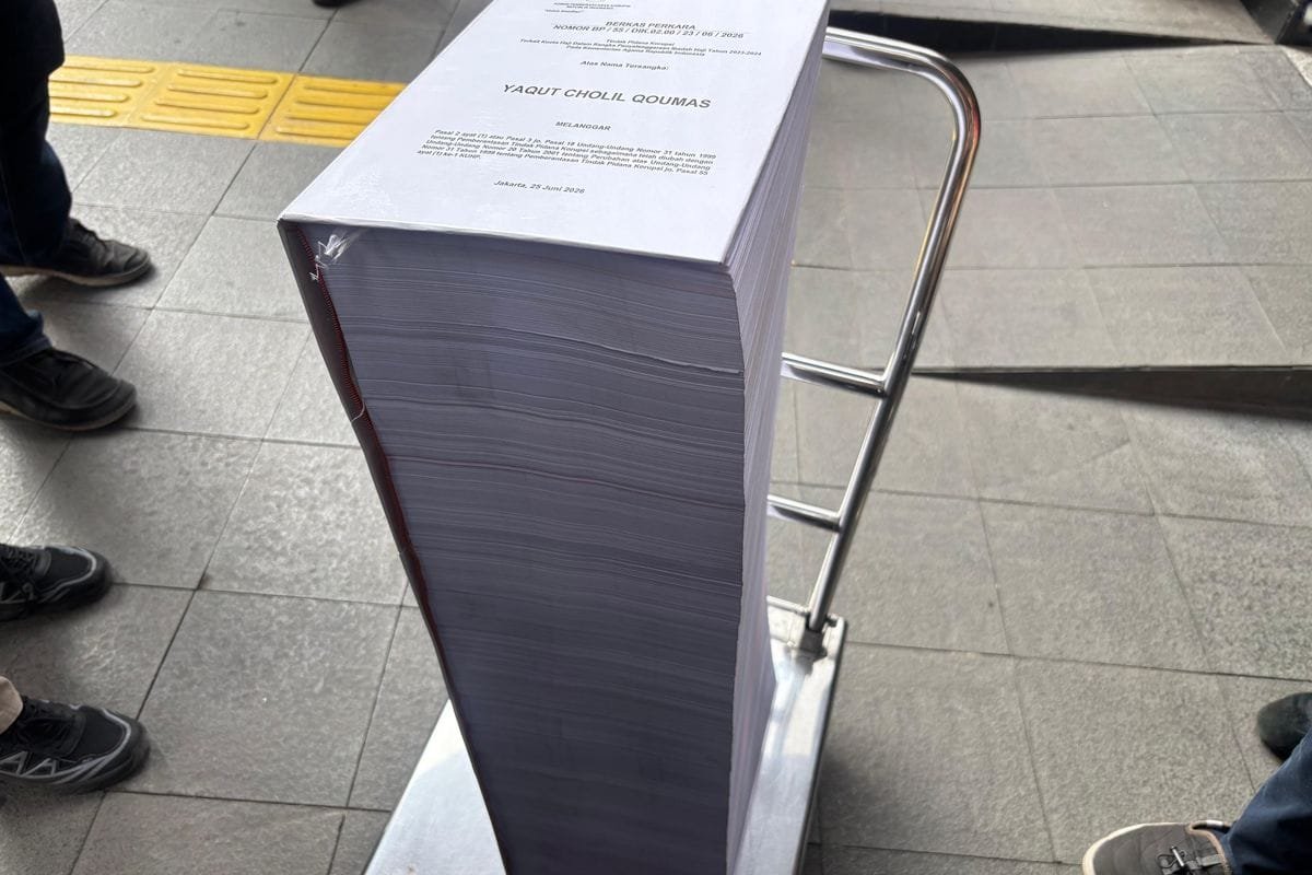 anna_hasbie's tweet photo. Coba bandingkan tampilan dakwaan setinggi ini dengan 15 kali persidangan di PN! 
Ternyata penyidik2 KPK berbakat menulis fiksi ya? Kira2 ini hasil karya tunggal, atau antologi? BAP setebal itu, tapi tak satu pun saksi mengakui memberi keterangan seperti itu. Hakim sampai berkomentar, "Dasar penyidik halu!" saat saksi kesekian kalinya mencabut BAP-nya sendiri.