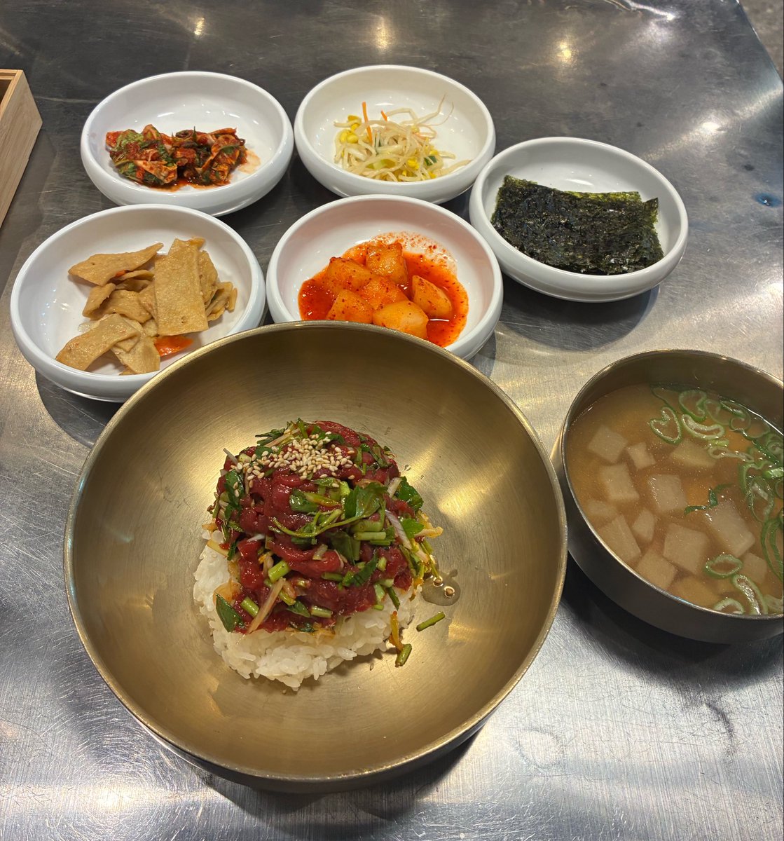 kuekue_ahiru's tweet photo. 江南のザ牛肉タルタルたべてきた🐂
よくSNSでバズってるユッケ🍚
一口食べた瞬間美味すぎてうんまって言ったら店員のおじさんに笑われた笑
このおじさん本当優しくて私が適当に混ぜてたら見兼ねてしっかり混ぜてくれた(撮影許可済☺️)
店内私以外全員韓国人で賑わってた！生肉好きな日本人絶対好きな味だ〜