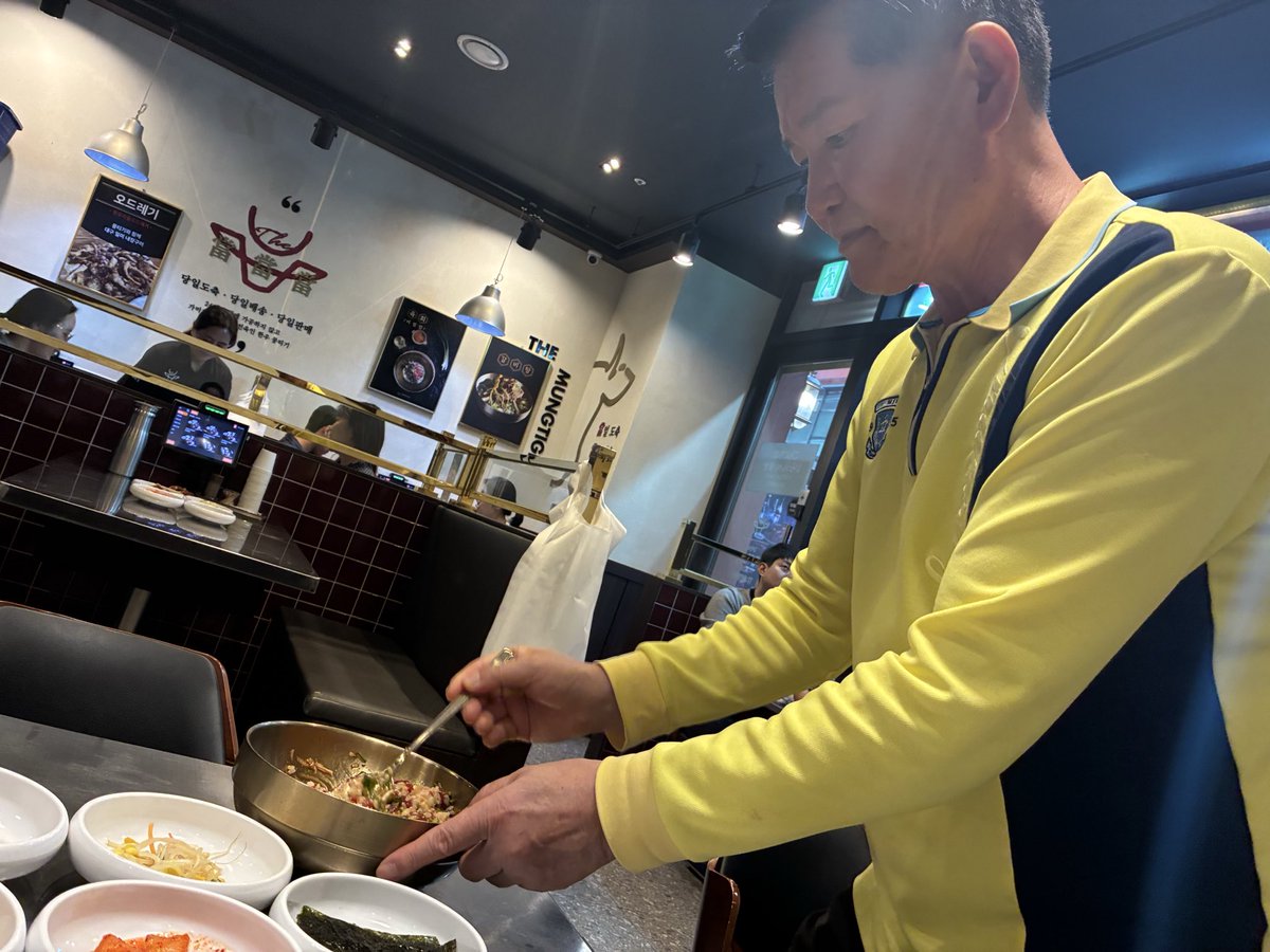 kuekue_ahiru's tweet photo. 江南のザ牛肉タルタルたべてきた🐂
よくSNSでバズってるユッケ🍚
一口食べた瞬間美味すぎてうんまって言ったら店員のおじさんに笑われた笑
このおじさん本当優しくて私が適当に混ぜてたら見兼ねてしっかり混ぜてくれた(撮影許可済☺️)
店内私以外全員韓国人で賑わってた！生肉好きな日本人絶対好きな味だ〜