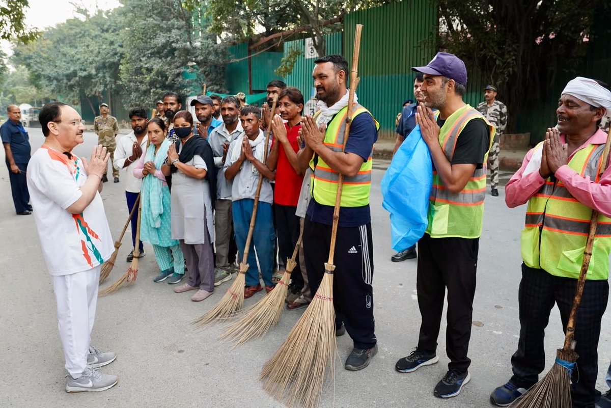 MoHFW_INDIA's tweet photo. स्वच्छता से स्वस्थ भारत की ओर 🇮🇳

गांधी जयंती के अवसर पर केंद्रीय स्वास्थ्य एवं परिवार कल्याण मंत्री श्री @JPNadda ने आज नई दिल्ली स्थित कर्तव्य भवन-1 के समीप ‘स्वच्छता ही सेवा 2026’ अभियान के अंतर्गत श्रमदान में भाग लिया।

स्वच्छता के प्रति जनभागीदारी को बढ़ावा देने और पूज्य महात्मा गांधी के स्वच्छता संदेश को जन-जन तक पहुँचाने के उद्देश्य से आयोजित इस पहल में स्वच्छ एवं स्वस्थ भारत के प्रति सामूहिक प्रतिबद्धता दोहराई गई।

स्वच्छता को दैनिक जीवन का अभिन्न हिस्सा बनाकर स्वस्थ भारत के निर्माण में प्रत्येक नागरिक की भागीदारी महत्वपूर्ण है।

#SwachhataHiSewa2026
#HealthForAll