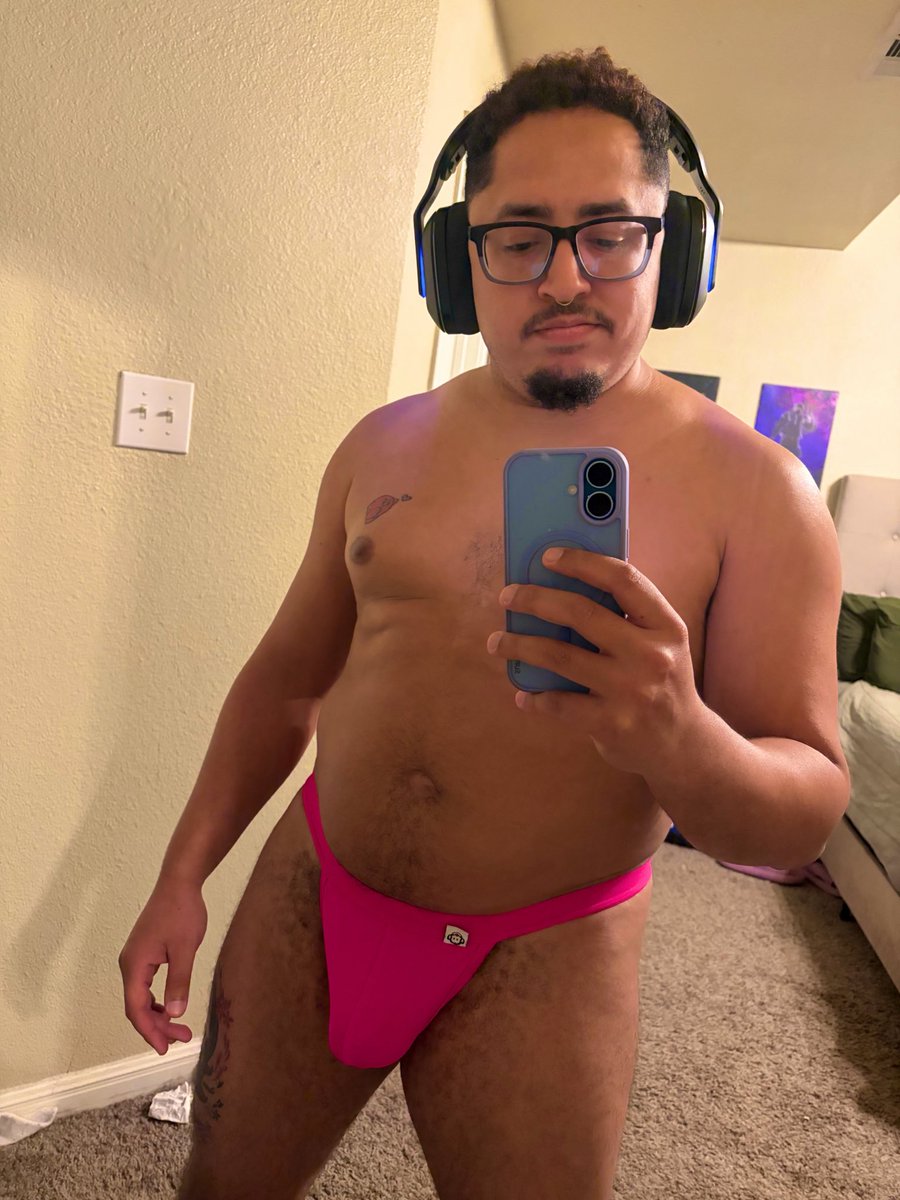 AVersGaymer's tweet photo. This is what I do while I wait for my friends to start the next match. Happy Thong Thursday! https://t.co/9IGM2iWVyw
