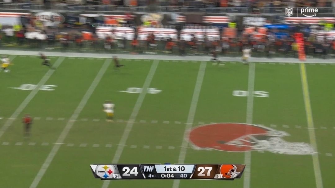 Mazursky8895's tweet photo. You got a guy wide open midfield with 4 seconds on the clock and a timeout.

Surely he didn’t send it into quadruple coverage 15 yards more downfield right!?!? 

RIGHT!?!? https://t.co/ZnxivaxmuT