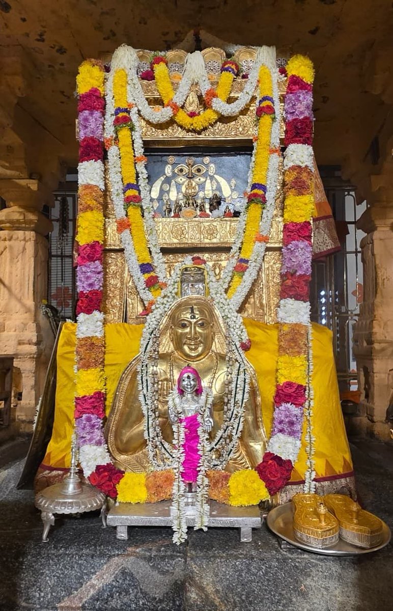 Jaggesh2's tweet photo. ಇಂದಿನ ರಾಯರ ಬೃಂದಾವನ ಅಲಂಕಾರ ದರ್ಶನ🙏 https://t.co/GqjqbGMcqK