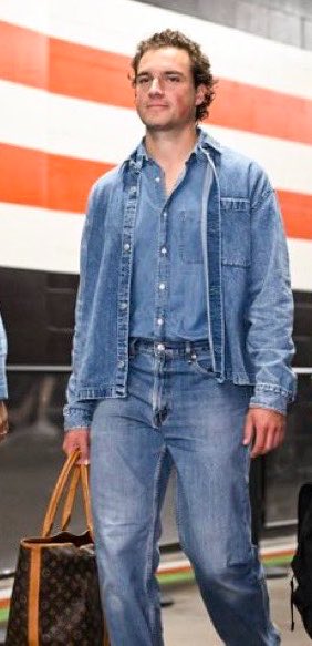 GenaoOrNever's tweet photo. I should’ve known he’d be cash money from 56 just from seeing this photo earlier. Look at the drip look at the poise look at the bag https://t.co/qp2MLicIab