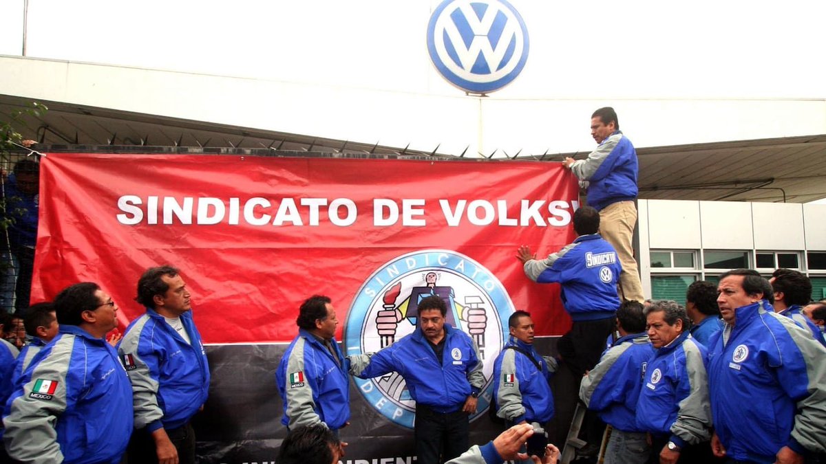 GalileoMx_'s tweet photo. ‼️Los alemanes están hartos del sindicato de Volkswagen‼️

💬"La idea de cerrar una planta en América comienza a tomar fuerza"💬

Para escribir esta columna, me tardé más de un mes en llegar a un ejecutivo alemán importante de Volkswagen. Gracias al amigo del amigo que hizo esto posible.

De arranque, les puedo decir que las cuatro armadoras que cerrarán en los próximos ya están definidas: Emden, Zwickau, Hanover y Neckarsulm. Todas dirán adiós en un periodo menor a 10 años. 

Aquí es donde viene la mala noticia. En un principio se creía que quienes pagarían los platos rotos serían solo trabajadores europeos, pero poco a poco la idea de cerrar una planta en el continente americano comienza a tomar fuerza. Aunque, en palabras del ejecutivo, cerrar la planta de Brasil o México es prácticamente entregarle el mercado automotriz  a los asiáticos. Si esto ocurriera, Volkswagen centraría sus esfuerzos en defender el mercado europeo, ya con el ahorro que representa no operar una armadora al otro lado del mundo.

Una de las razones por las que los alemanes estarían evaluando cerrar la armadora de Puebla, es por las ventajas que el mercado automotriz mexicano le ha dado a los autos chinos, quienes llegaron con todas las facilidades del mundo a reventar acuerdos comerciales, ahorrándose millones y millones de dólares en gastos operativos y logísticos. Una idea similar a la del presidente Donald Trump, quien ahora ya es amigo de los chinos.

Los alemanes aceptan que pecaron de soberbios y que, mientras en sus pasillos hablaban de combustión, los orientales ya te ofrecían 600 km de autonomía con solo cargar tu carro tres horas. La franqueza del ejecutivo fue absoluta: "Los chinos entendieron perfectamente al mercado mexicano: busca más por menos".

La otra razón por la que los alemanes evaluarían un eventual cierre es por el Sindicato de @Volkswagen_MX . Una agrupación que se apoderó de una marca extranjera y que cada determinado tiempo pretende chantajear a la armadora. El directivo alemán fue contundente: "Estamos hartos de ellos".

La lógica en el argumento de los alemanes impera y el cuestionamiento llega incluso a ser patético: ¿Cómo un sindicato puede exigir un aumento salarial a una empresa que está al borde de la extinción?

Debo confesar que los alemanes saben más cosas del sindicato que los propios sindicalizados, incluyendo la corrupción que se vive al interior de esta penosa organización. El alemán aseguró que las presiones constantes del sindicato pueden ser un factor para determinar si Puebla entra en la peligrosa terna de plantas que cerrarán en la próxima década.

No podría resumir en una sola conclusión lo maravillosa que fue esta charla. Pero me quedo con la honestidad del directivo alemán: "Nuestra marca está herida de gravedad".

Para el ejecutivo, desde Alemania ya dieron el primer aviso a los poblanos con la clausura del tercer turno. La marca alemana pretende eliminar 100,000 puestos de trabajo a nivel mundial (casi uno de cada seis empleados). Lo peor para Puebla a��n no sucede: vendrán ajustes en los volúmenes de producción, revisión con lupa de las inversiones a futuro y presiones financieras directas sobre toda la red de proveedores instalados en la región.

Respecto al impacto de la política local en la decisión final de cerrar la planta de Puebla, el alemán me recordó que parte del trato para sentarnos a charlar fue no hablar del gobierno del Estado ni involucrar nombres de funcionarios (al menos lo intenté).

Finalmente, le cuestioné si sus compatriotas se sintieron traicionados al enterarse de que las autoridades poblanas adquirieron autos chinos dentro de sus flotillas. La respuesta fue una expresión que transmitía sarcasmo y obviedad.

Así que ya lo saben. Si Puebla NO quiere convertirse en Tlaxcala —un estado de paso—, debemos hacer hasta lo imposible para que los alemanes no se vayan, y eso implica que el corrupto sindicato de Volkswagen desaparezca a la brevedad.