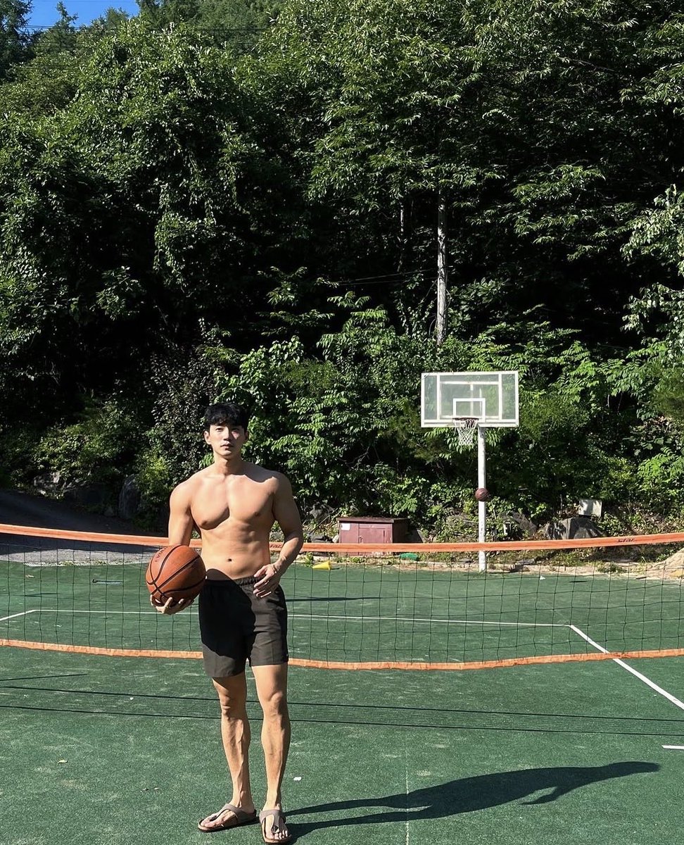 shaobili28's tweet photo. 人が見ているのは景色。
自分が鍛えているのは、自信と強さ🏋️‍♂️

「好き」という気持ちがあれば、長い年月だって乗り越えられる。
コートに立てば、いつだって少年の��ま🏀✨    #スポーツ男子 #筋トレ男子 #バスケ男子 #筋トレ #トレーニング #いい身体 #バスケ #東京 #ゲイ #GAY https://t.co/hdID4oH1LU