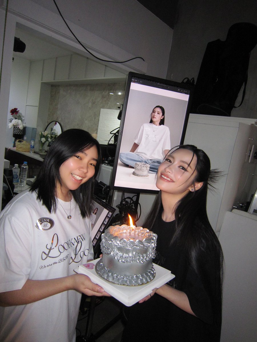 Lookkaeww_k's tweet photo. Happy Birthday to P’@Lookmaiiillm 🥳🎂

พี่สาวที่แสนดีของแก้ว ขอบคุณที่เกิดมาเป็นพี่น้องกันนะ ขอบคุณที่ผ่านช่วงเวลาทั้งทุกข์และสุขไปด้วยกัน ขอบคุณที่เข้มแข็งเพื่อน้องเสมอ และสำหรับทุกสิ่งทุกอย่าง ขอให้พี่ไม้สุขภาพแข็งแรงมีความสุข wish you the best น้า รักที่สุดเลย ลูกแก้วโชคดีที่สุดที่มีพี่ลูกไม้ 🎂🍀✨

You are THE BEST. 
#LookmaiLM 
#Lookkaewkamollak