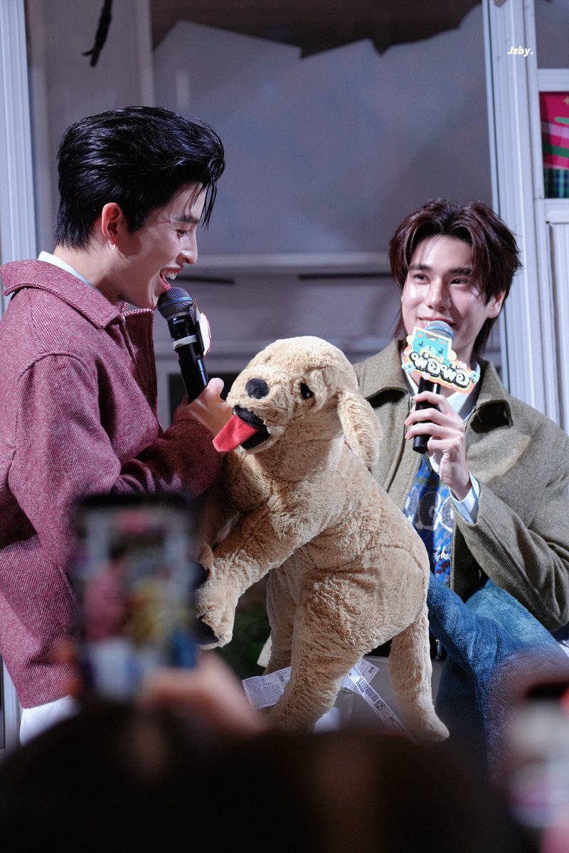 twixtpp's tweet photo. คุณแม่บอกว่าเพราะตุ๊กตาหมูเพื่อนรักกับตุ๊กตาหมาเพื่อนรัก(ตัวเล็ก) โดนกัดไส้แตกหมดเก้อเลยต้องคาบตัวใหญ่แทน

ไม่ทราบว่าเจ้าหมาตัวใหญ่นี้ ใช่ที่ตัวที่พี่ภูวินคีบได้รึเปล่าน้า

#parkerlert #ppnaravit https://t.co/lG0bmKrgtZ