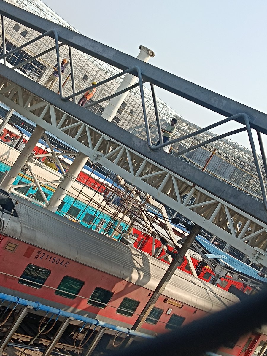 KasifBari's tweet photo. 🚨 Safety Concern at Indian Railways Construction Site

@RailMinIndia @IndianRailMedia @drm  @RailwaySeva @TelanganaCMO @ashwinivaishnav
These pictures raise serious concerns about worker safety and public safety at this railway construction site. Secunderabad railway station. https://t.co/xBlCQst9YV