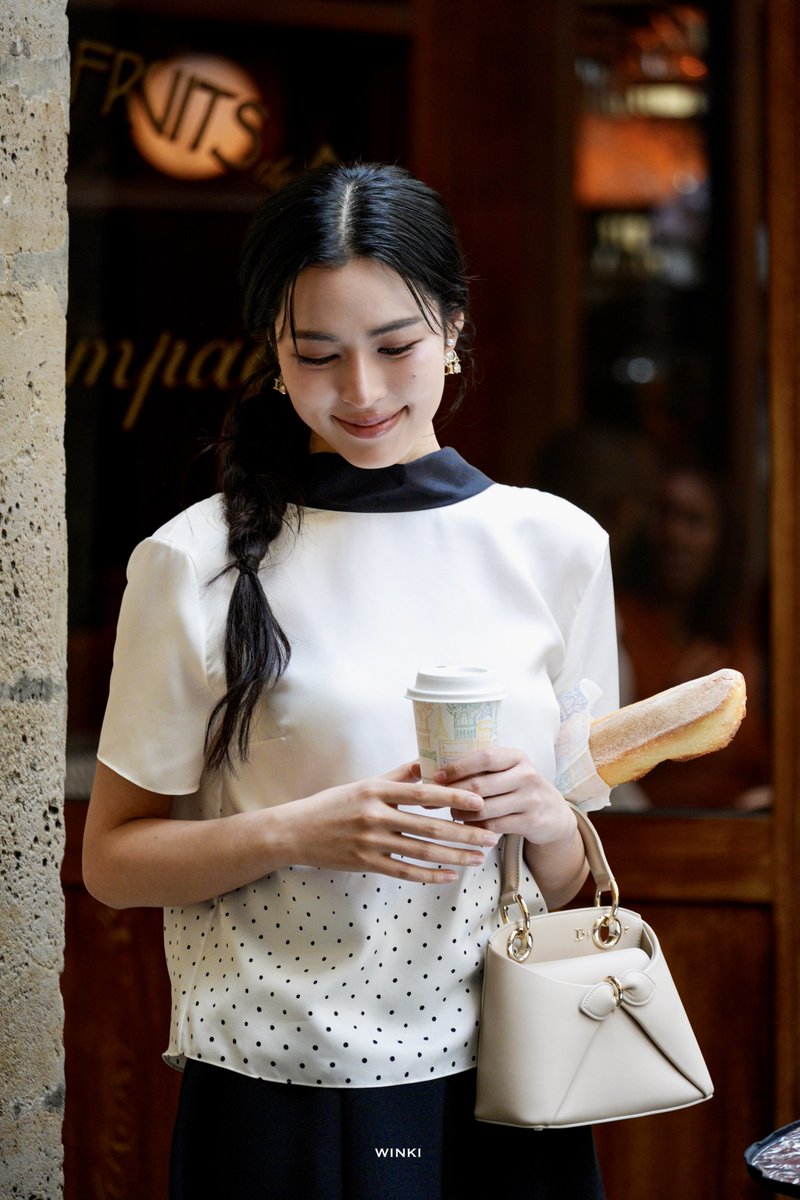 winkiloka_lo's tweet photo. 260928 Dior 
📸🇳🇱☕️

LINGORM BA DIOR AT PFW
#DiorSummer27xLingOrm
#LinglingKwong #LingLingKwongxDiorSummer27
 #Dior #DiorSummer27 #PFW

@linglingsirilak @Dior https://t.co/uOyjfRKutV