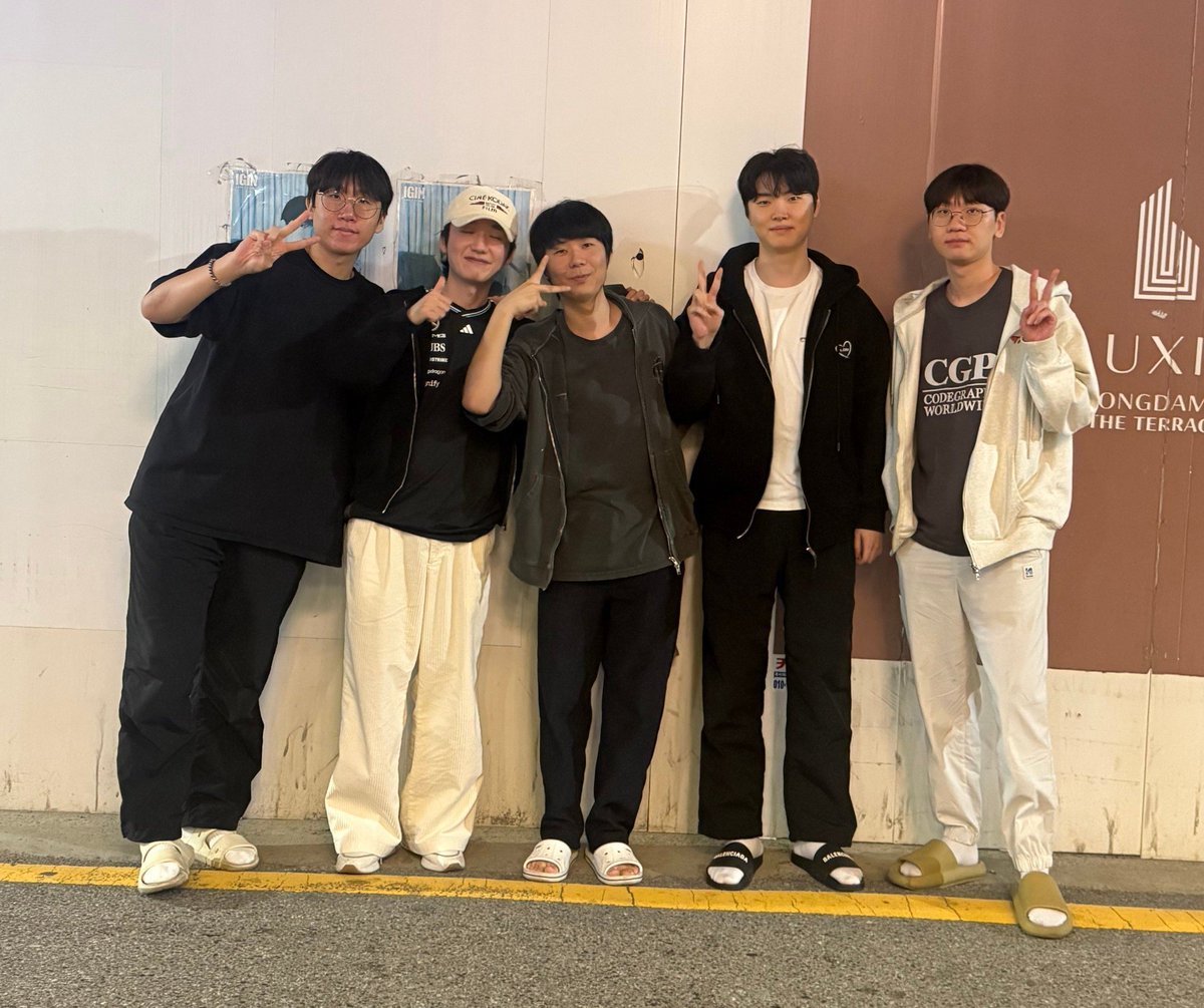 qxxwxv's tweet photo. 시간이 지나도 변하지 않는게 있어 https://t.co/DtHwQd7hB8