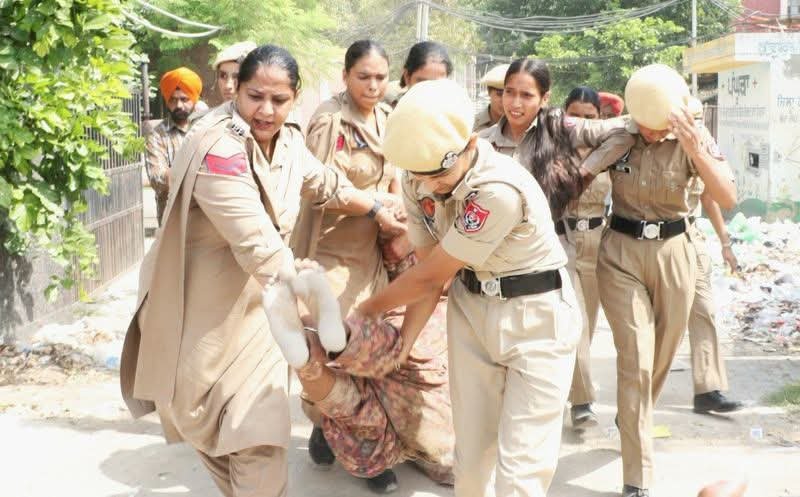 PargatSOfficial's tweet photo. .@BhagwantMann has turned Punjab into a police state, where families are being denied even the right to perform the last rites of their own loved ones.

First, Gulzar Singh’s family-and now Sanmandeep’s parents-were allegedly denied the chance to see their son’s face, as the police conducted the cremation without them.

Who gave the police the authority to cremate someone without the family’s consent?

I urge Human rights organisations and the National Commission for Scheduled Castes to take suo motu cognisance and act immediately. @NCSC_GoI