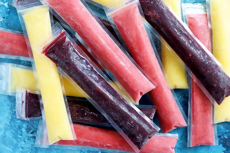 BlueSkeleton011's tweet photo. @7007_101 as an american in my eyes these are ice pops and what youre eating is a popsicle https://t.co/S5KsiH58jU