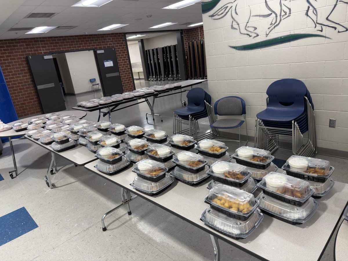Jos_Erickson24's tweet photo. Thank you @OmahaTapHousePW !! Our @MillardNorthFB boys are so thankful to get to celebrate a WIN with your amazing food! https://t.co/N86DeD8IWI