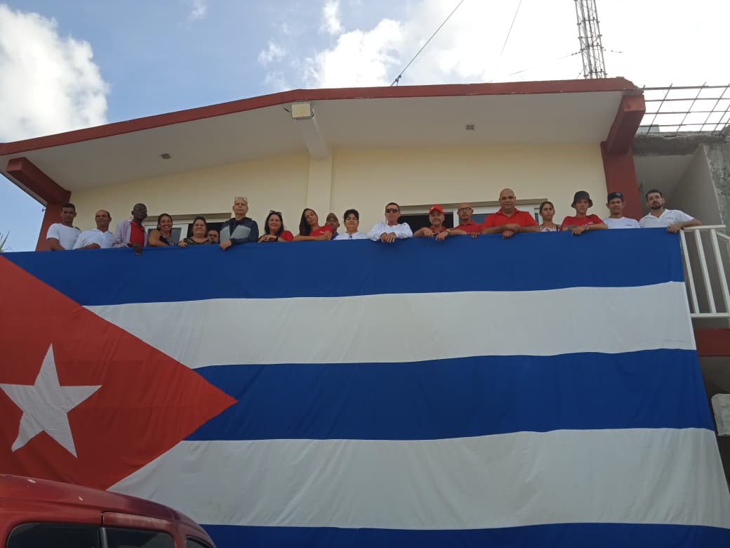 PavelTorres85's tweet photo. Respeto, Reconocimiento y Agradecimiento a todos los trabajadores de Radio Cuba en su 31 Aniversario, en especial a los de #Holguín. Ellos hacen posible que el sonido sea visto, y que la imagen sea sonido. 31 años llevando imagen y sonido a los hogares cubanos. https://t.co/vOm4Hsdoxq