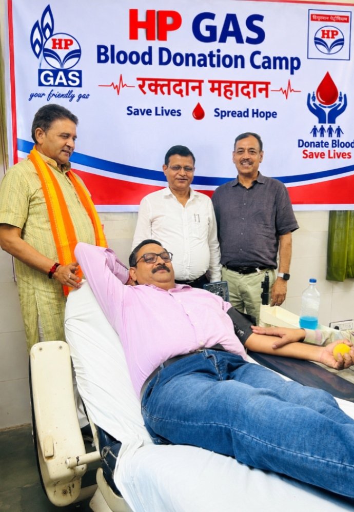 PKGAS4022's tweet photo. राष्ट्रीय स्वैच्छिक रक्तदान दिवस पर
01 अक्टूबर 2026 को जिला अस्पताल, कन्नौज में रक्तदान एवं सामाजिक सेवा के क्षेत्र में योगदान के लिए मुझे मोमेंटो देकर सम्मानित किया गया।इस अवसर पर गैस सर्विस की तरफ से अमित कुमार दुबे ने स्वैच्छिक रक्तदान किया --रक्तदान महादान-- https://t.co/pLKFcNwep9