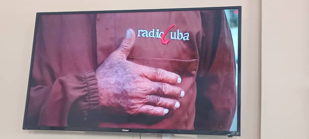PavelTorres85's tweet photo. Respeto, Reconocimiento y Agradecimiento a todos los trabajadores de Radio Cuba en su 31 Aniversario, en especial a los de #Holguín. Ellos hacen posible que el sonido sea visto, y que la imagen sea sonido. 31 años llevando imagen y sonido a los hogares cubanos. https://t.co/vOm4Hsdoxq