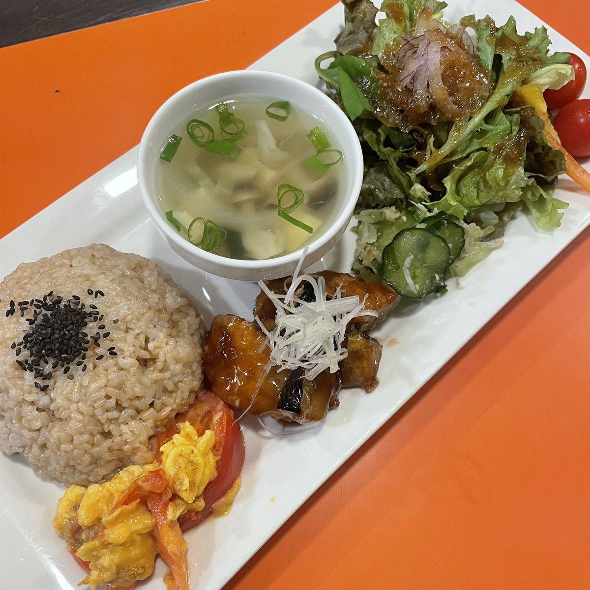 KickBackCafe's tweet photo. 仙川は晴れてきました！
朝はどんよりでしたが！
本日のランチはこちらです😆

・和豚もち豚とナスの黒酢あんかけ
・フレッシュトマトと卵の中華炒め
・しらすとキュウリとキャベツの薬味和え
・きのこと豆腐とワカメのスープ
・サラダ/ライス https://t.co/weSYBSYoH4