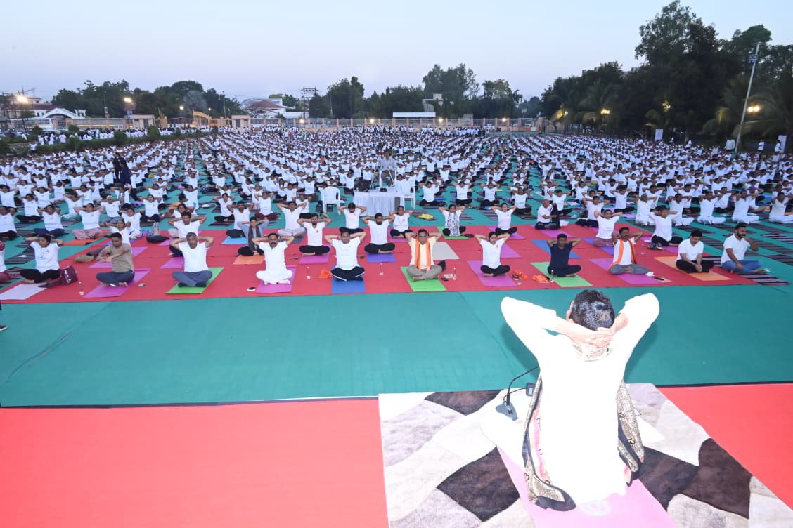 infokhedagog's tweet photo. योगः कर्मसु कौशलम् : 'સેવા સંકલ્પ અભિયાન' અંતર્ગત નડિયાદમાં ભવ્ય યોગ-ધ્યાન શિબિરનું આયોજન થયું. ગુજરાત રાજ્ય યોગ બોર્ડ અને જિલ્લા વહીવટી તંત્રના સંયુક્ત ઉપક્રમે યોગ અને ધ્યાન શિબિરમાં ૫ હજારથી વધુ યોગસાધકોએ યોગ કરી નવી ઊર્જા મેળવી.

#kheda https://t.co/27Fa1dM11F