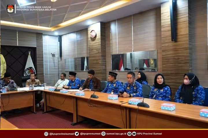 kpusumsel's tweet photo. #Temanpemilih Anggota KPU Sumsel Divisi Perencanaan Data dan Informasi, Abu Yamin bersama Anggota Divisi Teknis Penyelenggaraan, Handoko serta Plt. Sekretaris, Ashari dan jajaran menerima kunjungan kerja Tenaga Ahli Komisi II DPR RI di ruang rapat, Kamis (1/10/2026).
#KPUMelayani https://t.co/k1xELOVbxo
