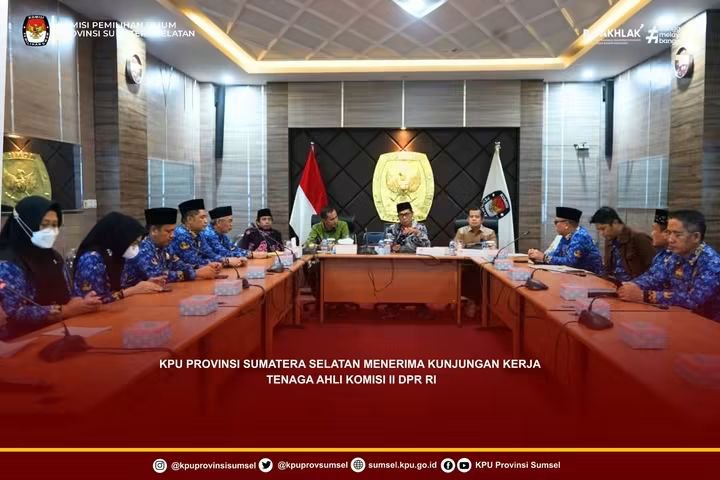 kpusumsel's tweet photo. #Temanpemilih Anggota KPU Sumsel Divisi Perencanaan Data dan Informasi, Abu Yamin bersama Anggota Divisi Teknis Penyelenggaraan, Handoko serta Plt. Sekretaris, Ashari dan jajaran menerima kunjungan kerja Tenaga Ahli Komisi II DPR RI di ruang rapat, Kamis (1/10/2026).
#KPUMelayani https://t.co/k1xELOVbxo