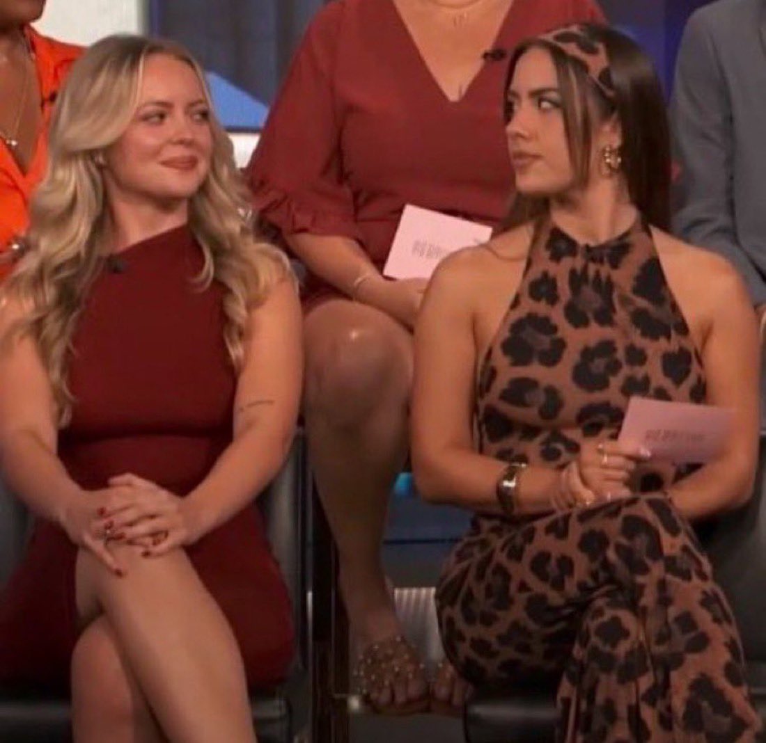 whyyougottaask's tweet photo. It was in this moment that Melody knew….oh yes…Dee really is and has always been THAT GIRL. Mhm. And yall thought she wouldn’t run that roundtable like the Navy. Please💅🔥. Their joint slay here. #BB28 https://t.co/HSSUg66cW4