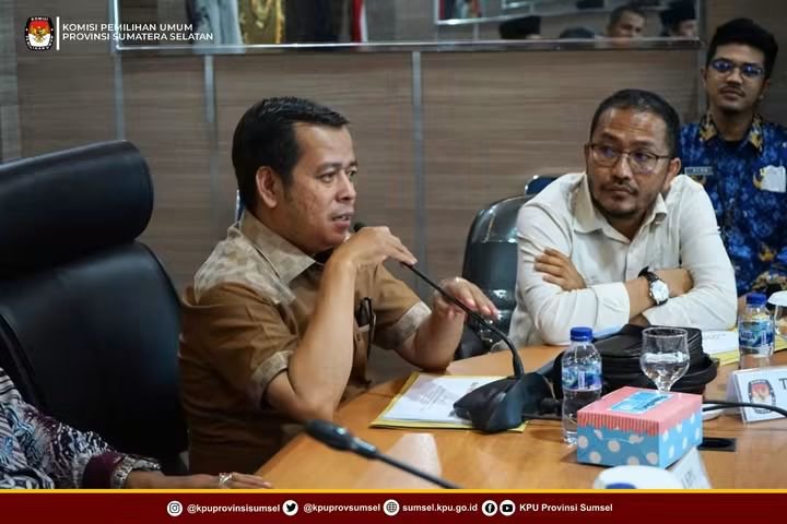 kpusumsel's tweet photo. #Temanpemilih Anggota KPU Sumsel Divisi Perencanaan Data dan Informasi, Abu Yamin bersama Anggota Divisi Teknis Penyelenggaraan, Handoko serta Plt. Sekretaris, Ashari dan jajaran menerima kunjungan kerja Tenaga Ahli Komisi II DPR RI di ruang rapat, Kamis (1/10/2026).
#KPUMelayani https://t.co/k1xELOVbxo