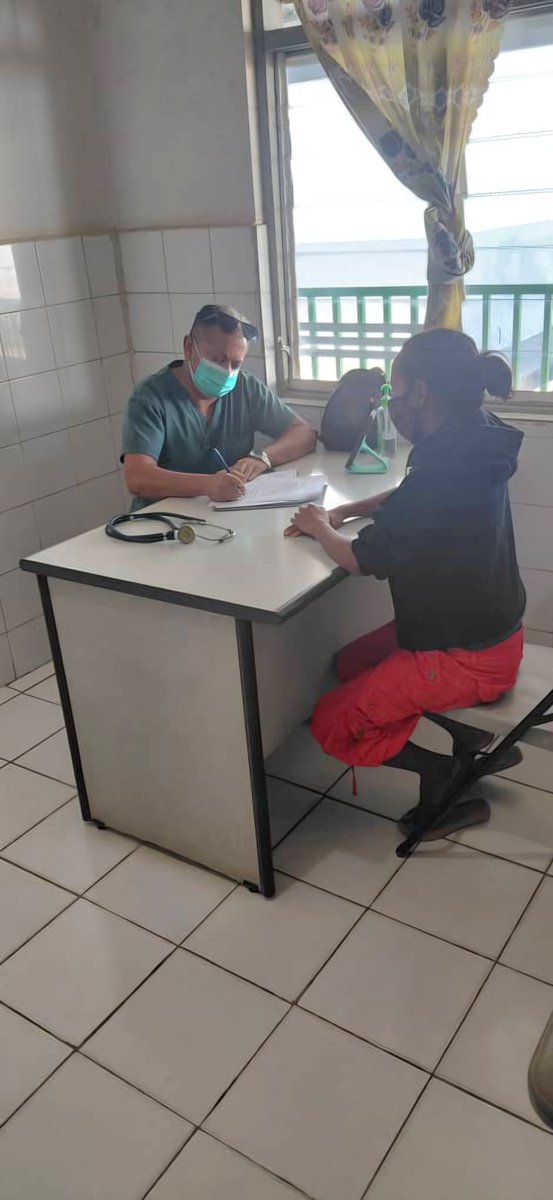 CubacooperaTler's tweet photo. El Dr. Alianok González González, Esp en MGI y colaborador de la #BMCTL🇨🇺🇹🇱 #Ermera, brinda atención Médica, paciente con enfermedad respiratoria aguda y charla sobre hábito de fumar contribuyendo al fortalecimiento de la salud del pueblo timorense, porque #CubaCoopera. https://t.co/HZHGZkGtuY