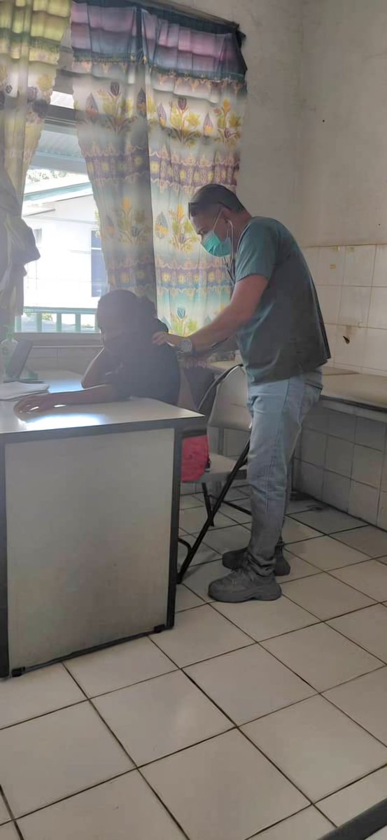 CubacooperaTler's tweet photo. El Dr. Alianok González González, Esp en MGI y colaborador de la #BMCTL🇨🇺🇹🇱 #Ermera, brinda atención Médica, paciente con enfermedad respiratoria aguda y charla sobre hábito de fumar contribuyendo al fortalecimiento de la salud del pueblo timorense, porque #CubaCoopera. https://t.co/HZHGZkGtuY