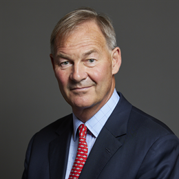 patriotismbrit's tweet photo. Rupert Lowe - STARK: 2,611 written questions versus Nigel Farage’s 20.  

Both are MPs; these questions press ministers for answers on how Britain is run.  

Impressive persistence; a glaring contrast.  

On scrutiny, Lowe and Restore Britain offer the stronger course. https://t.co/yoGJsWYVYb