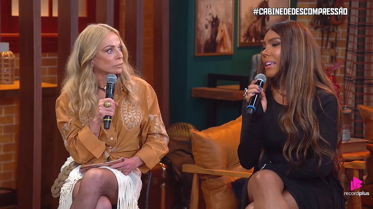 toninho_ad's tweet photo. A cara da Christina Rocha quando Karol Lekker resolveu contar, sem sensibilidade alguma, que o amigo de Adryana morreu 

#CabineDeDescompressão #AFazenda https://t.co/vWNVmxyZwQ