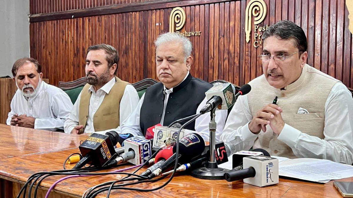 AdmiringMoon_'s tweet photo. خیبرپختونخواہ کے عوام کو دہشتگردی اور کرپشن سے نجات دلانے کے لیے آئندہ 24 سے 48 گھنٹوں میں صوبے میں ایمرجنسی یا گورنر راج لگانا ناگزیر ہو گیا ہے۔ #GovernorRuleForKP
#گورنرراج_عوامی_مطالبہ https://t.co/3kYBEKulTB